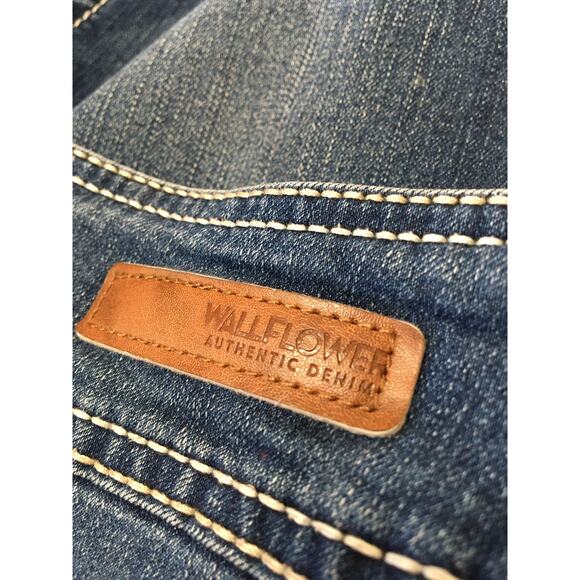 Wallflower Two Button Short Zipper, Size 7 Flared Jeans With Bling On Pockets - Picture 6 of 7